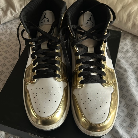 Jordan Mid SE in Metallic Gold and Black - 12 - Picture 2 of 6